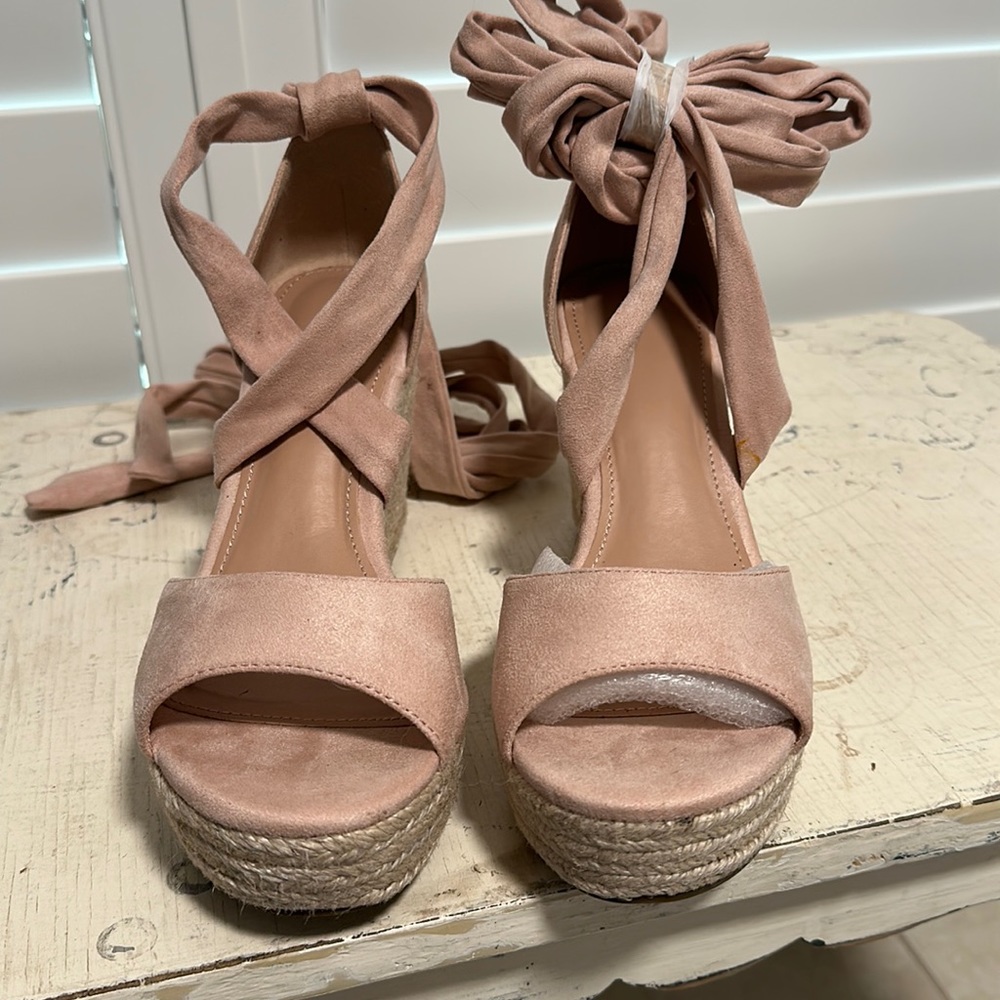 Tie up pink wedges